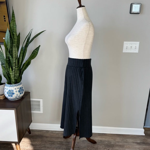 Offline by Aerie Pull-On Ribbed Elegant Black Midi Skirt - Picture 7 of 9